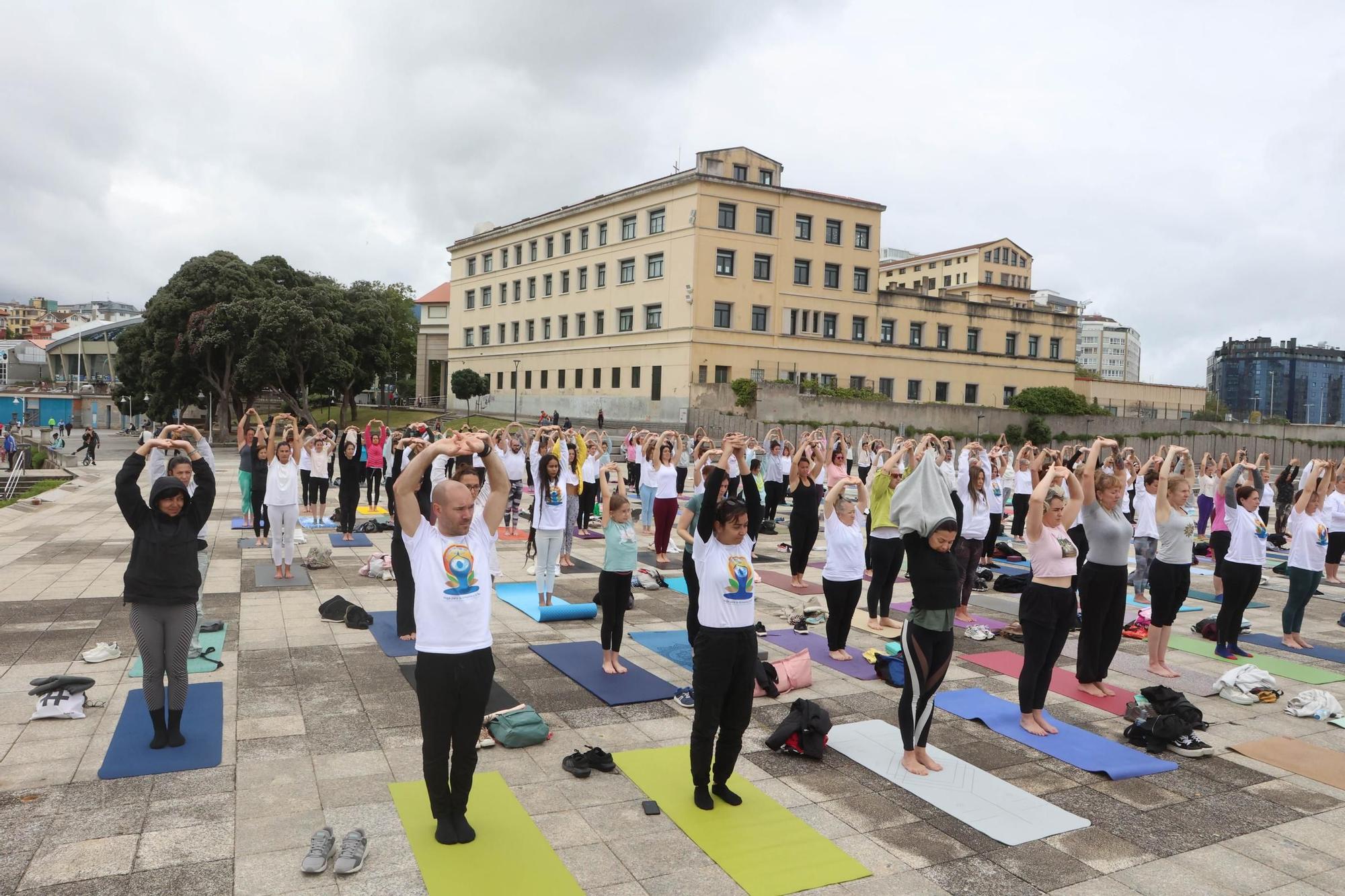 Clase de yoga y meditación en las Esclavas a cargo de la profesora de la embajada de la India