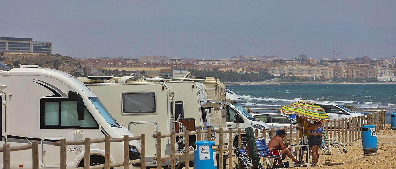 Caravanas estacionadas en la playa de Urbanova de Alicante, un punto de concentración de los amantes de este tipo de turismo. | HÉCTOR FUENTES