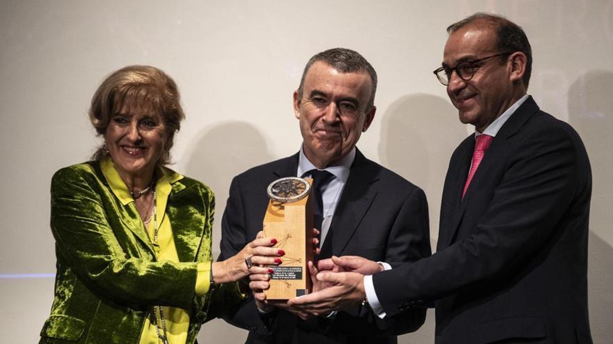 Lorenzo Silva recoge el Premio de Periodismo Ciudad de Cáceres de la Fundación Mercedes Calles.