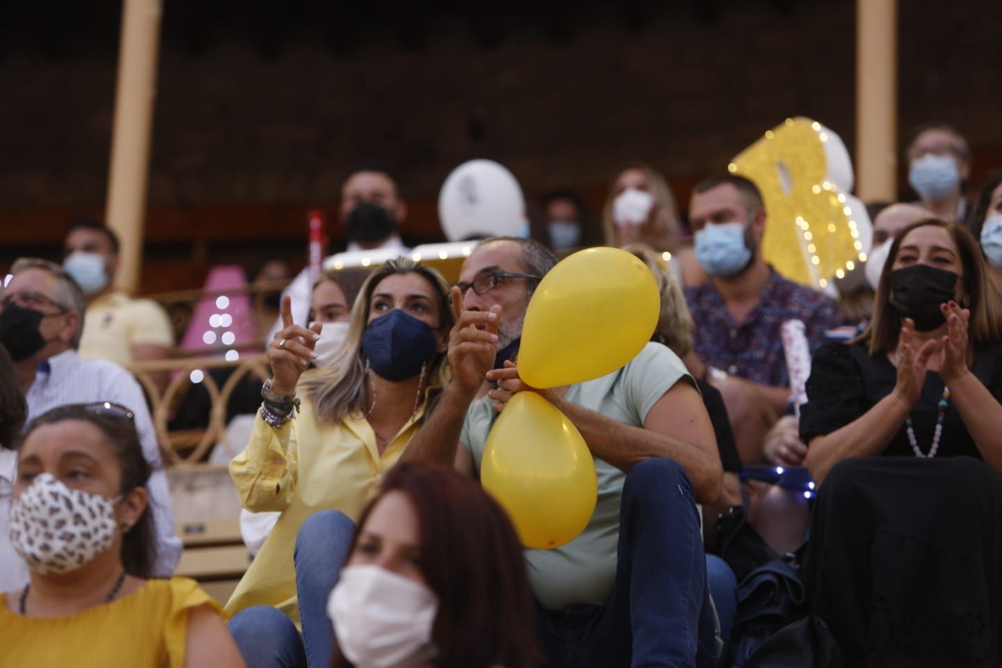 Las 79 aspirantes a Bellea del Foc desfilan en la Gala de Candidatas tras un año de espera