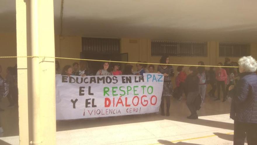 Concentración ayer en el colegio Manuel Fernández, de Churriana, contra la agresión a una docente.