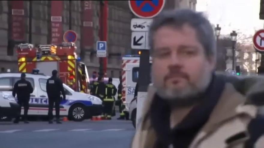 VÍDEO / Un soldado dispara contra un hombre armado con un cuchillo en París