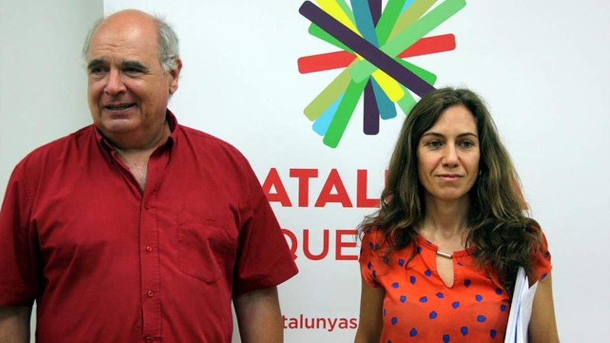 El candidato de Catalunya Sí que es pot, Lluís Rabell, con la coordinadora en Catalunya de Equo, Belén Álvarez, este miércoles, 29 de julio, en Barcelona.