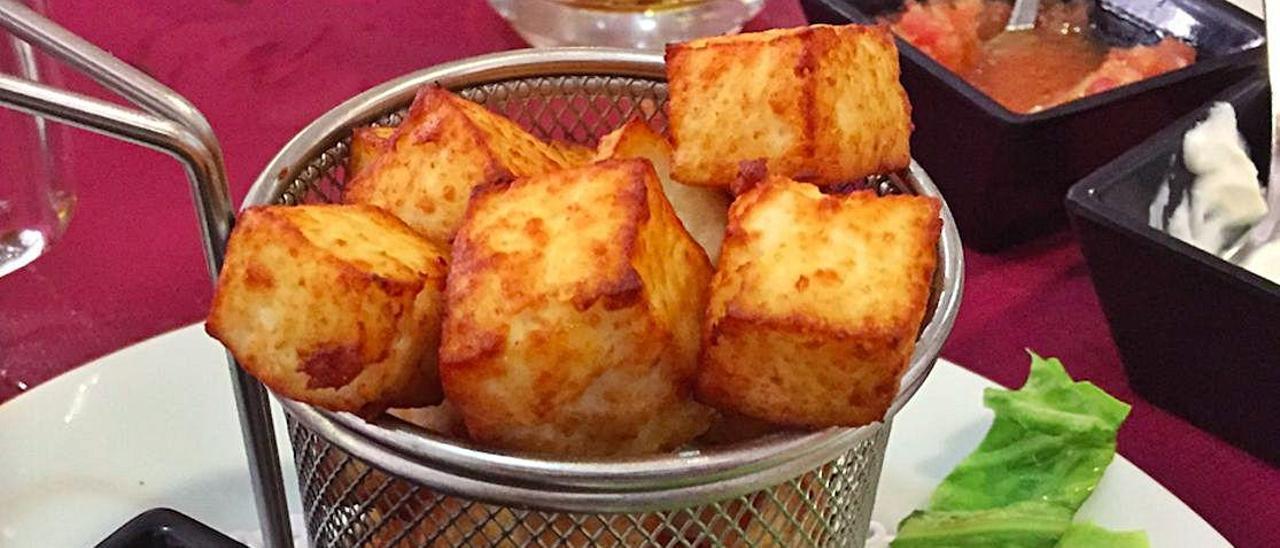 Queso frito del restaurante El Cortijillo en Torrellano.  |