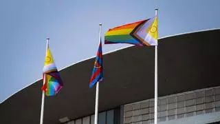 El FC Barcelona celebra el Día del Orgullo LGTBI izando la bandera irisada