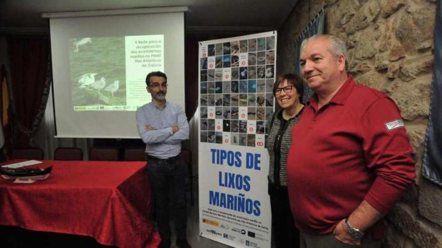 Jesús Gago, del IEO de Vigo; Mercedes Casal, del Colegio de Biólogos; y José Antonio Fernández Bouzas, de Illas Atlánticas. // Iñaki Abella