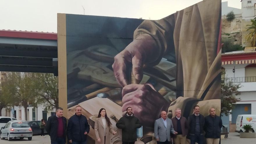 Castro del Río rinde homenaje a la artesanía del olivo con un mural del artista urbano Sake