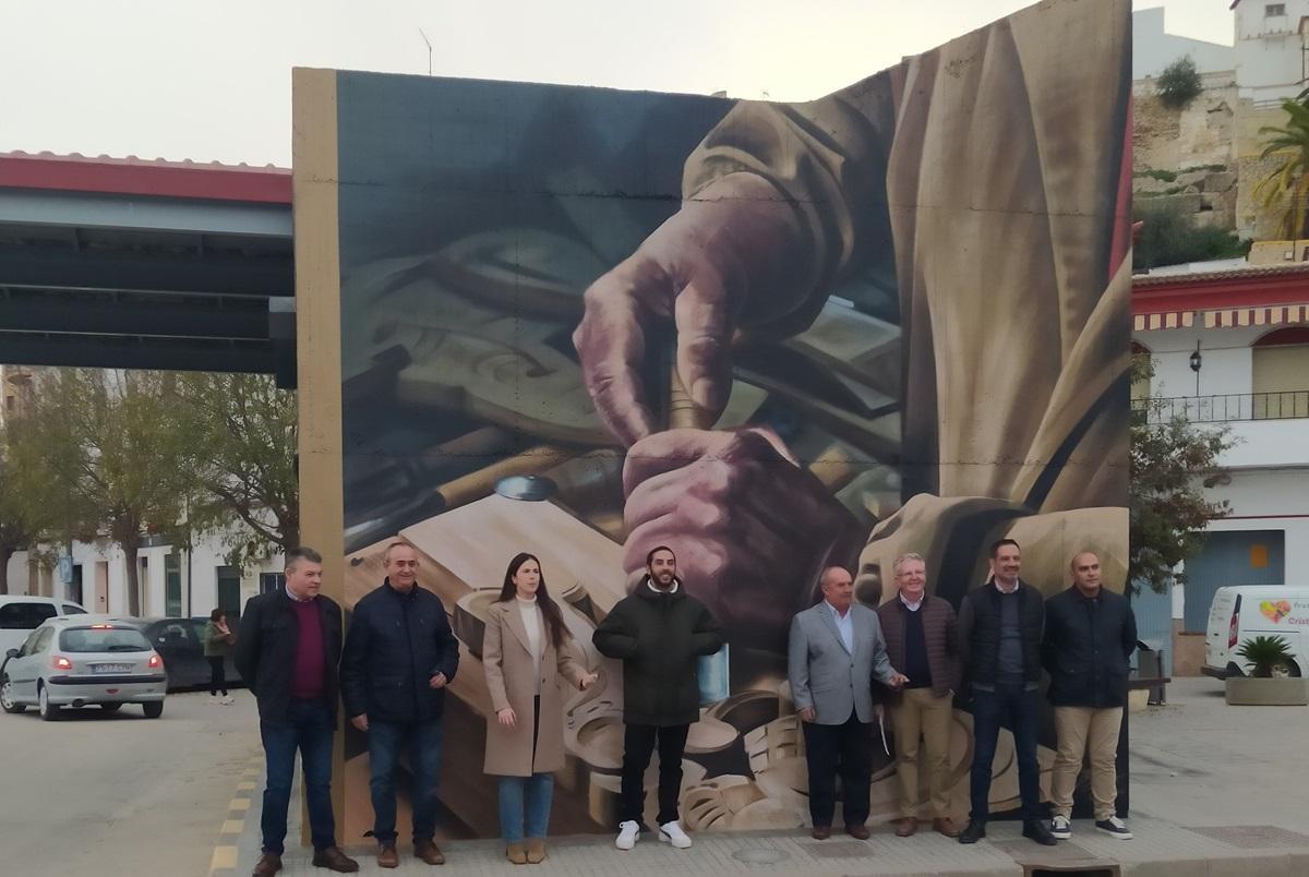 El mural dedicado a la artesanía del olivo en Castro del Río, el día de la iauguración por las autoridades, artesanos y el propio artista.