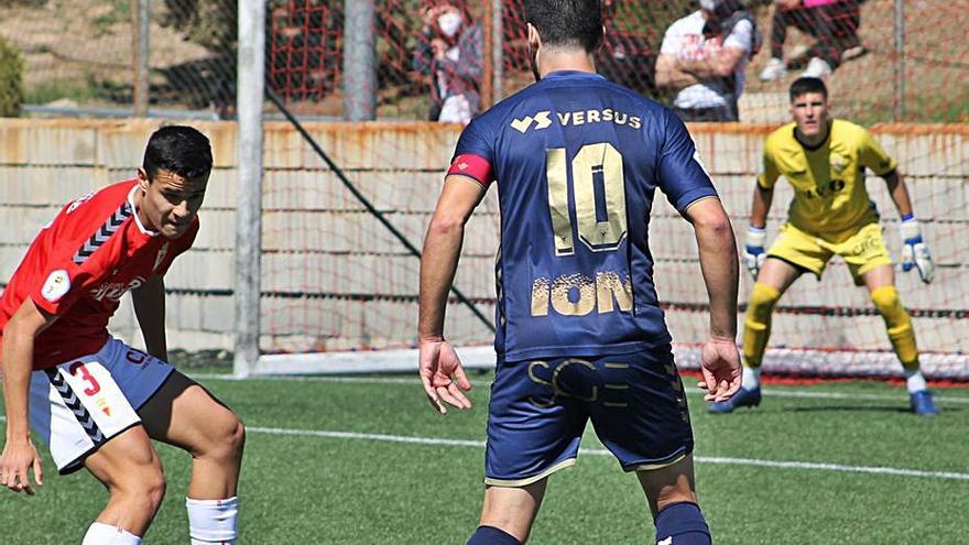 Domi encara a Víctor Hernández durante el partido. | TWITTER UCAM MURCIA CF