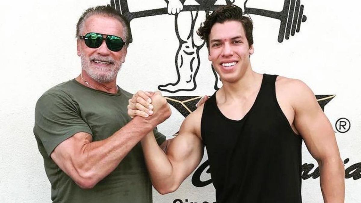 Joseph Baena, hijo de Arnold Schwarzenegger, con su padre.