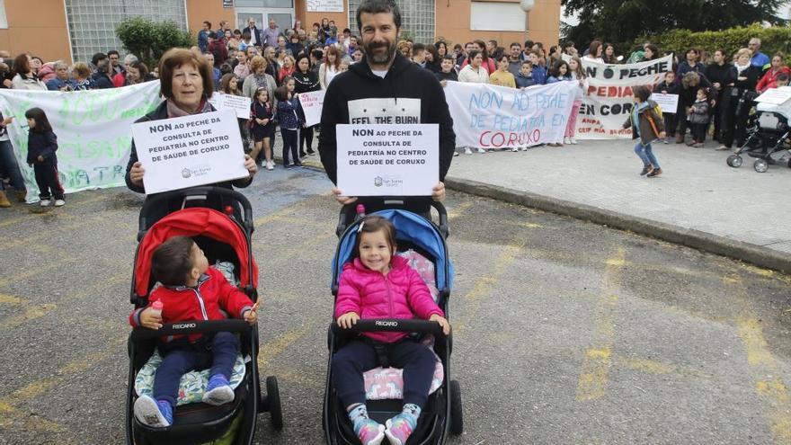 Protestas en Coruxo por la jubilación de su pediatra. // A. Villar