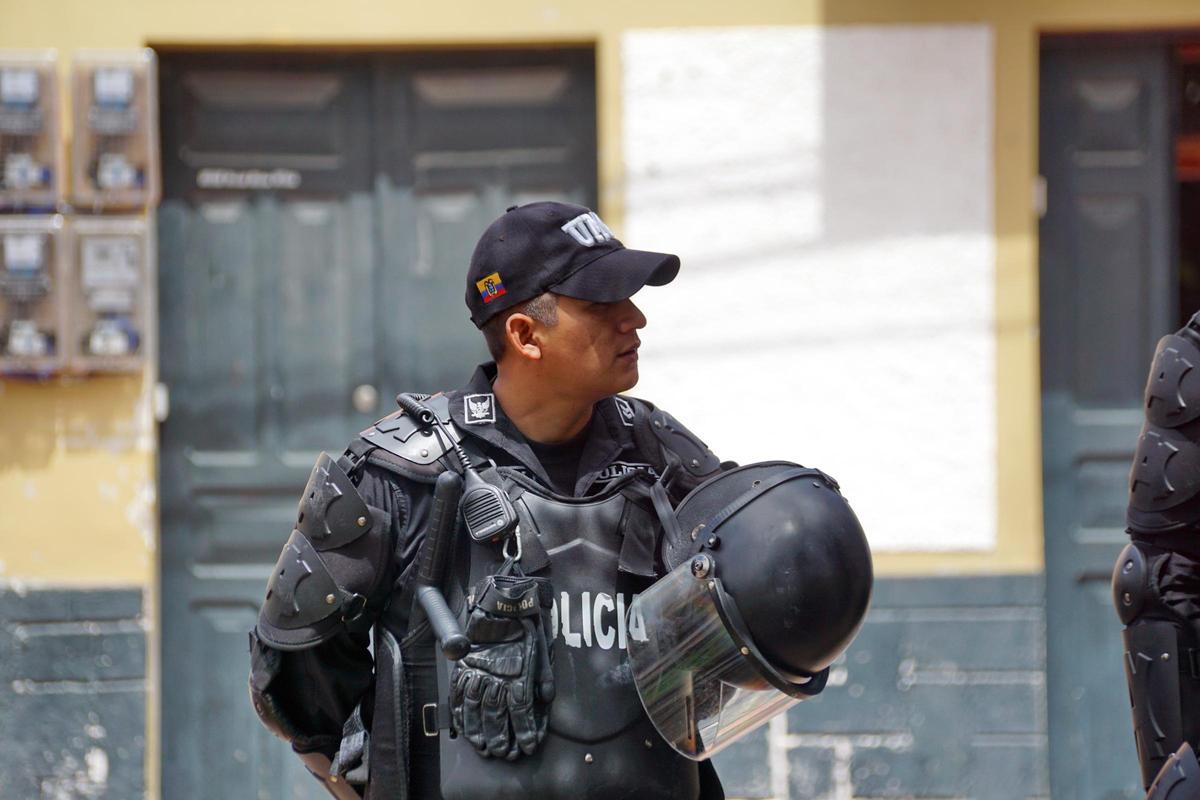 Un efectivo policial en Ecuador.