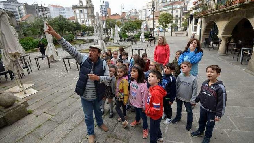 Uno de los grupos de niños participantes en el roteiro. // G.S.