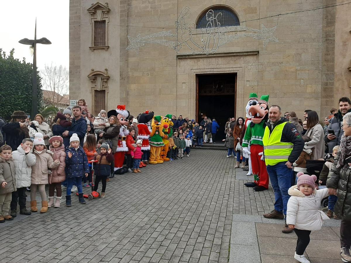 Los Reyes Magos llegan a la Pola para adorar al Niño Jesús y recibir a los pequeños