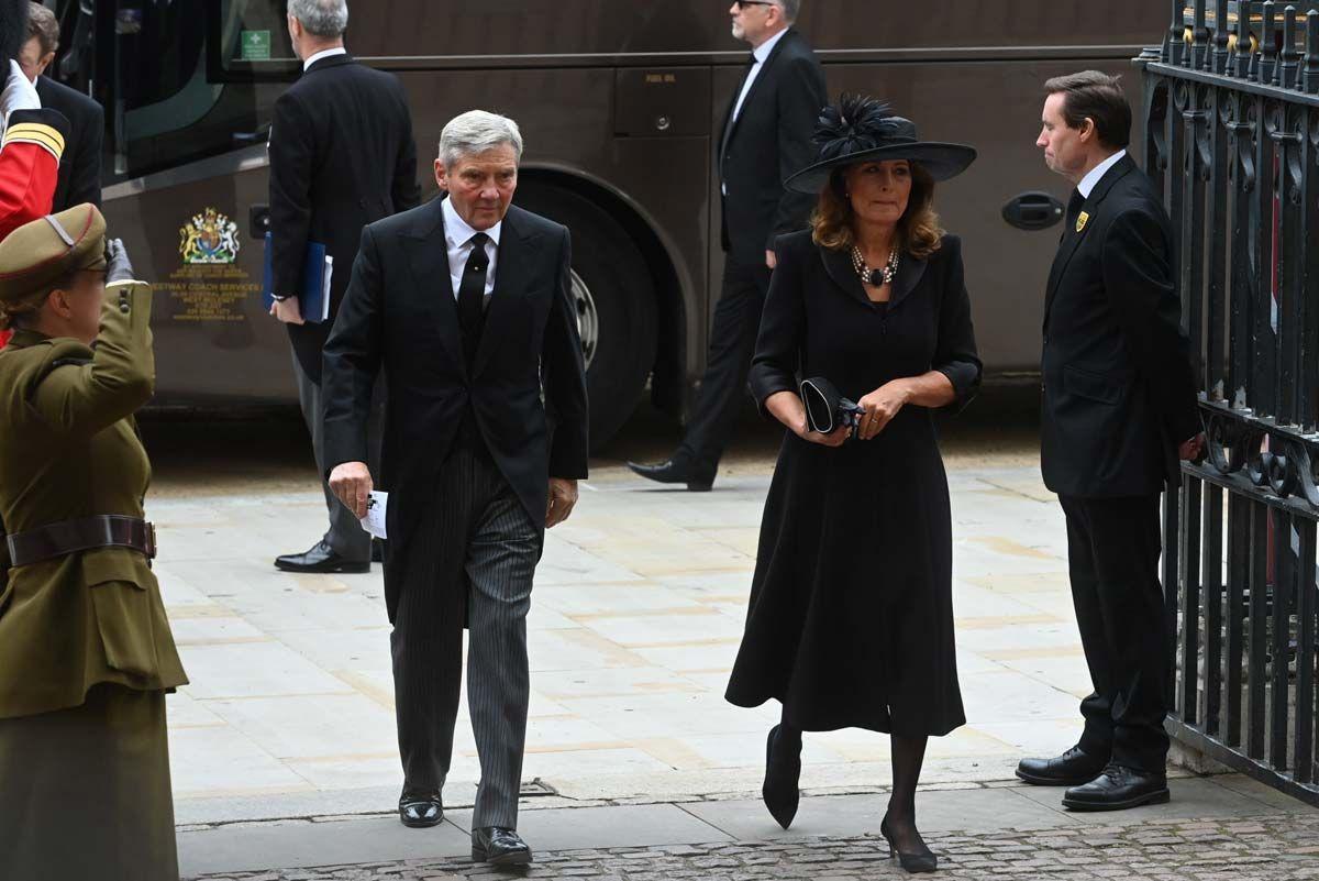 Los padres de Kate Middleton, CArole y Michael Middleton, llegan al funeral de la reina Isabel II