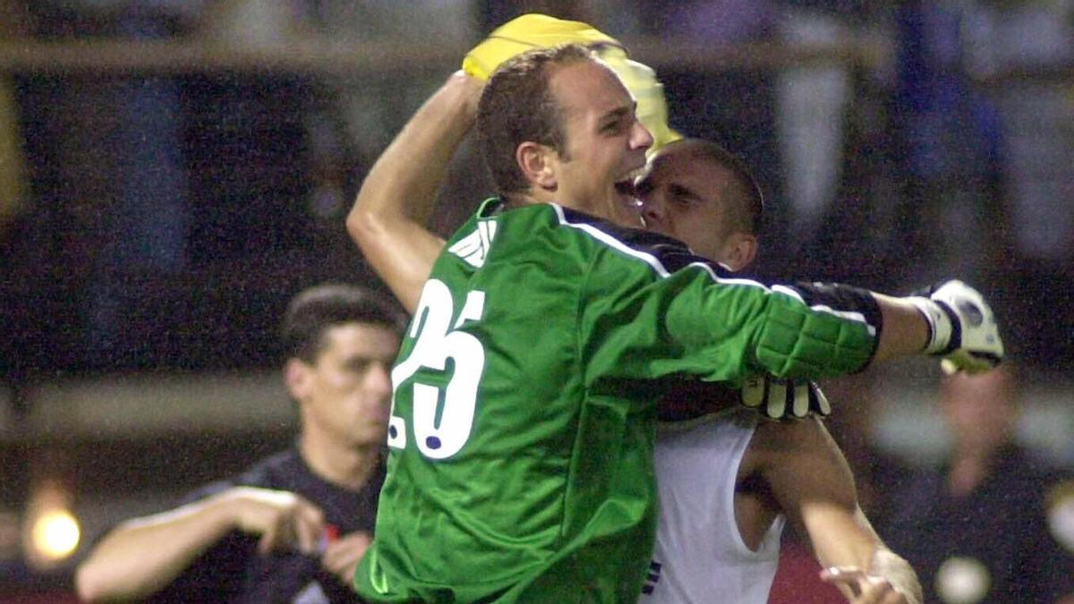 Reina, guardameta del Villarreal, abraza a su compañero Aranda al finalizar el Villarreal-Torino de la Intertoto.