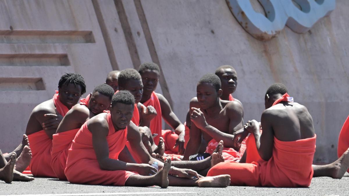 Un cayuco con 42 personas llega por sus medios al Puerto de La Estaca, en El Hierro.