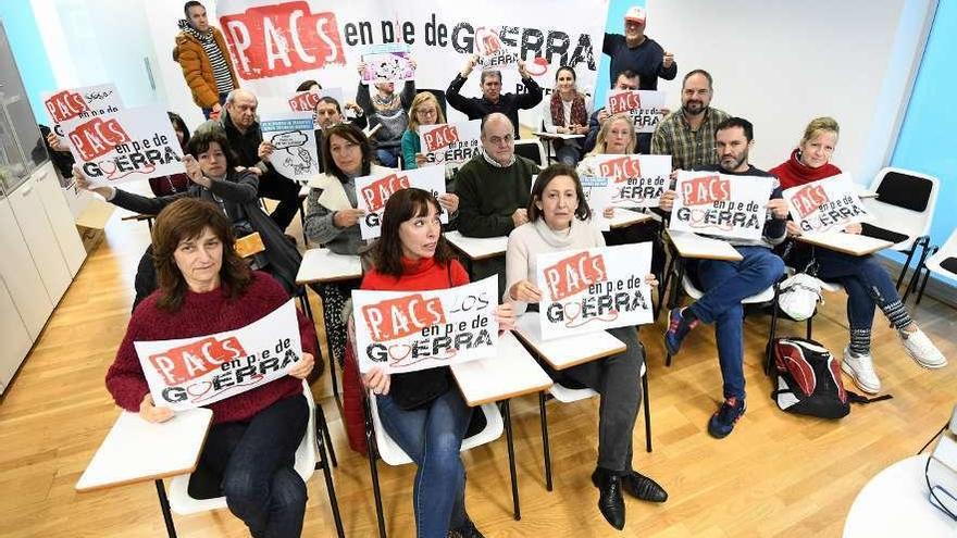 Trabajadores del PAC de A Parda durante una reunión mantenida ayer. // Gustavo Santos