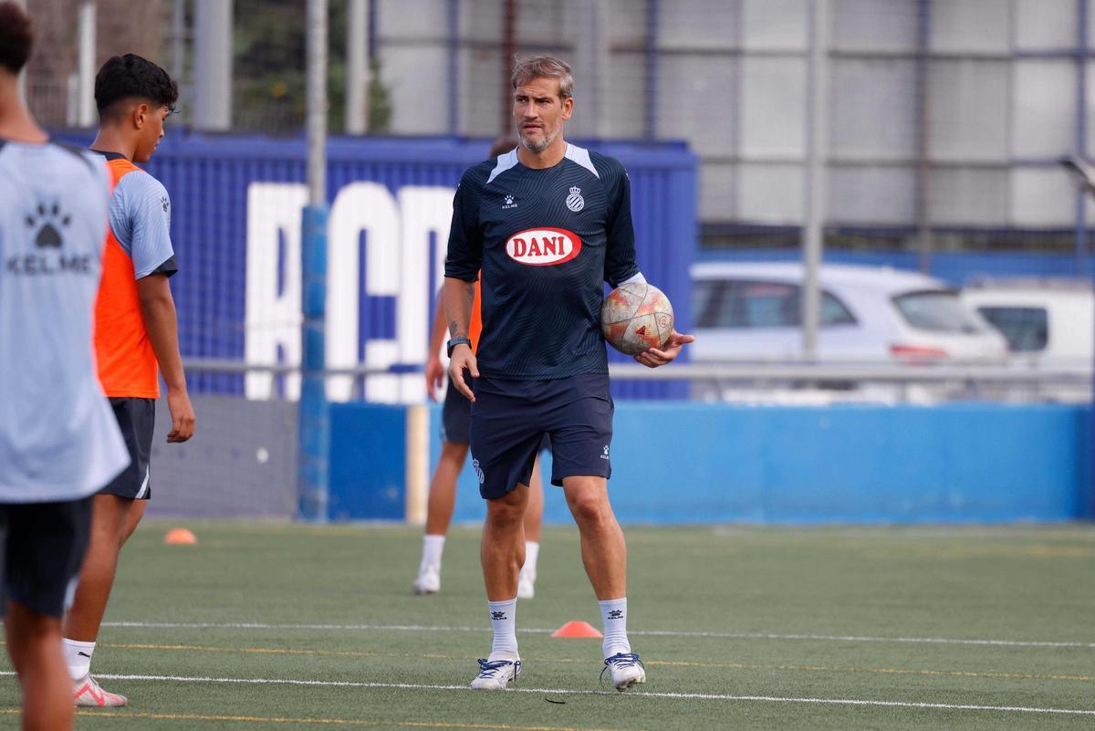 Alberto Lopo durante su etapa como técnico de la cantera del Espanyol.
