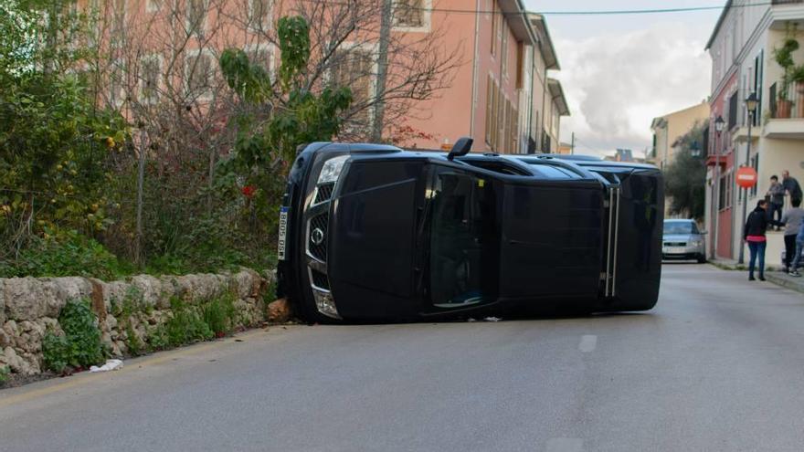 El coche quedó volcado tras sufrir el accidente.