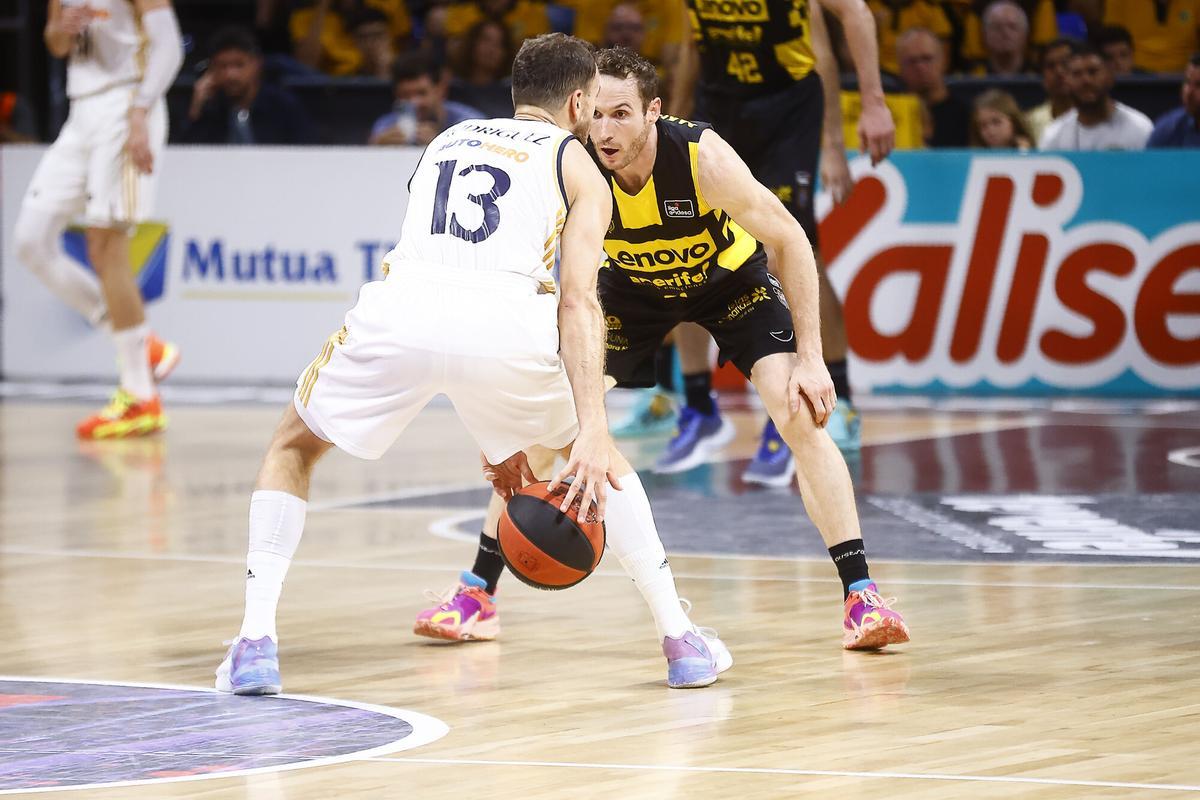 Marcelinho Huertas defiende a Sergio Rodríguez en un Canarias-Real Madrid.