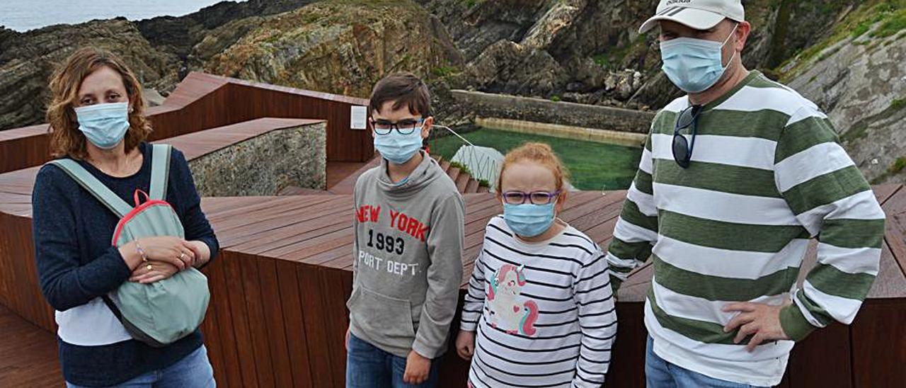 Silvia Carbajo, Darío y Nerea Marrón y Javier Marrón, con la piscina al fondo. | A. M. Serrano