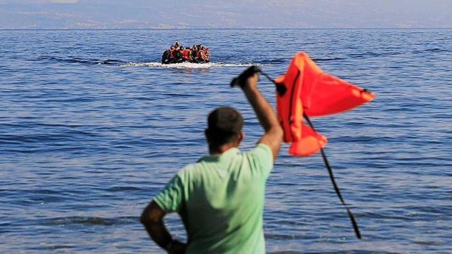 Mor una refugiada de cinc anys en naufragar la seva pastera a Lesbos