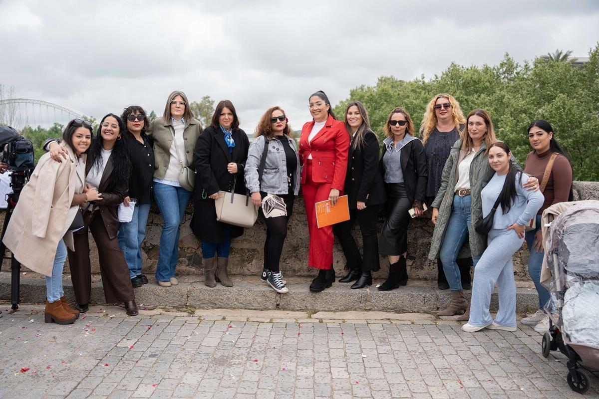 Asistentes al lanzamiento de pétalos desde el puente romano.
