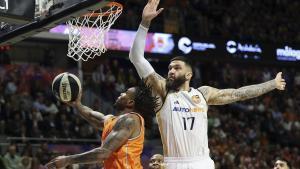 Chris Jones entra a canasta defendido por Vincent Poirier, durante el Real MAdrid - Valencia Basket.