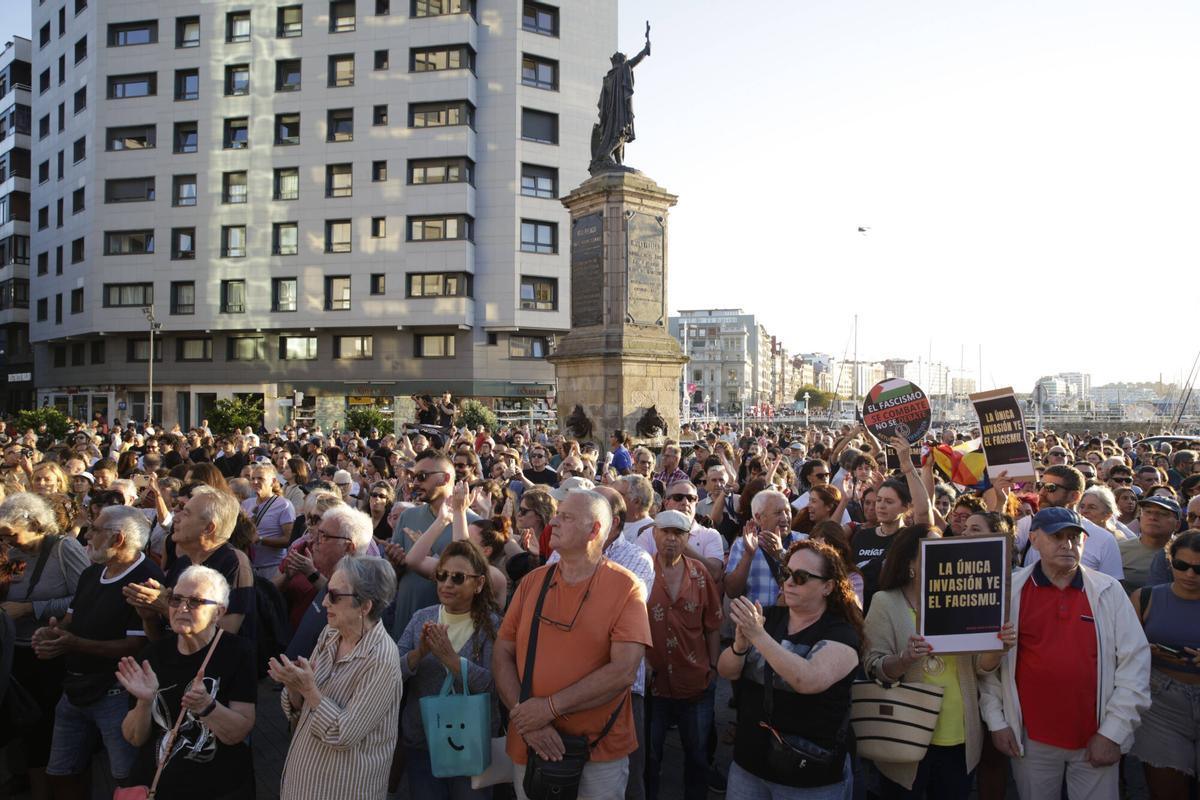 En imágenes: unas 200 personas en la contramanifestación de la plaza del Marqués en Gijón