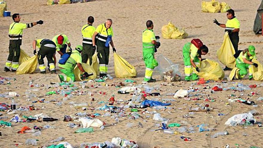 Recullen 20.000 tones de residus a les platges de Barcelona després de la revetlla