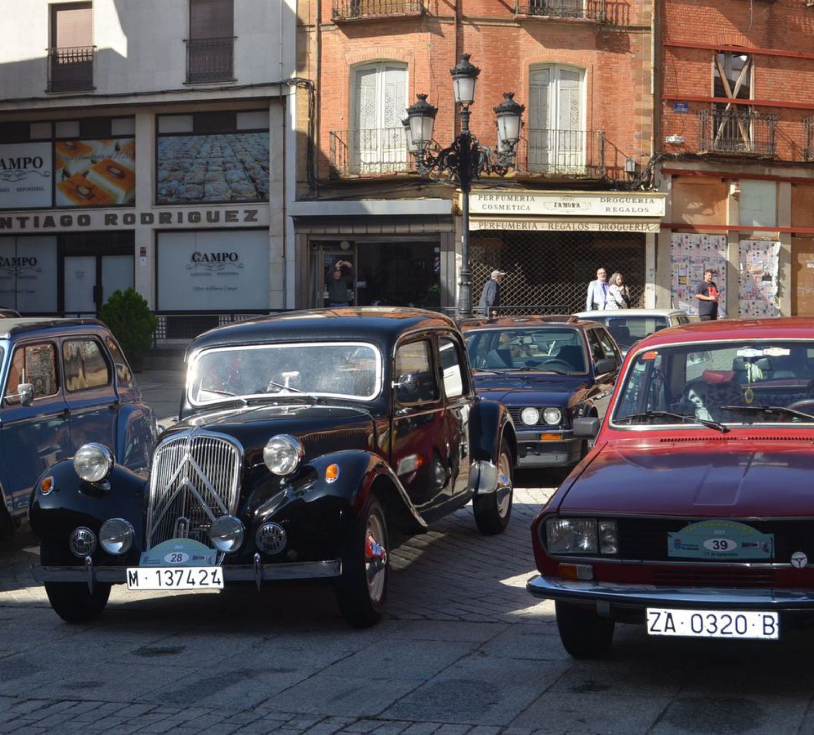 Coches clásicos en la Plaza Mayor de Benavente. / E. P.