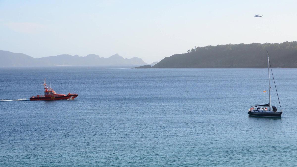 La «Salvamar Mirach» y el helicóptero «Pesca 1», este sábado, en el operativo de rescate para encontrar al vecino de Vigo desaparecido en Barra.