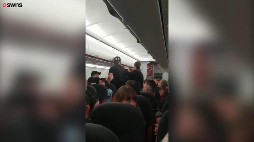 Vídeo: Un grupo de ingleses, a golpes y escupitajos en un avión que iba a Tenerife