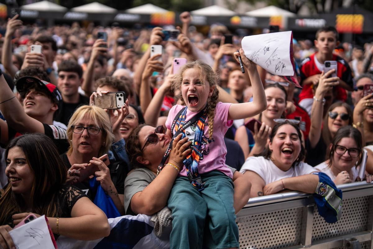 Ambiente en la Fan Fest 2026 de MotoGP celebrada en la Plaça de Catalunya, con actividades y experiencias abiertas al público relacionadas con el campeonato del mundo de motociclismo.