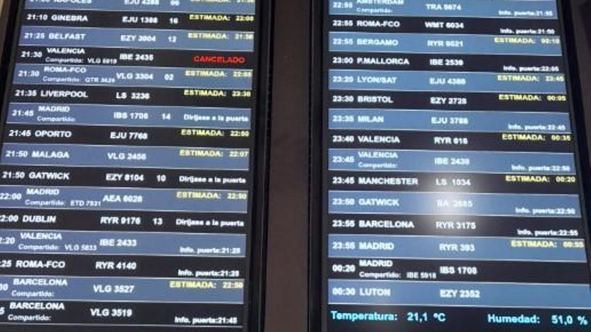 Una de las pantallas del aeropuerto de Ibiza, con el vuelo a Valencia cancelado.