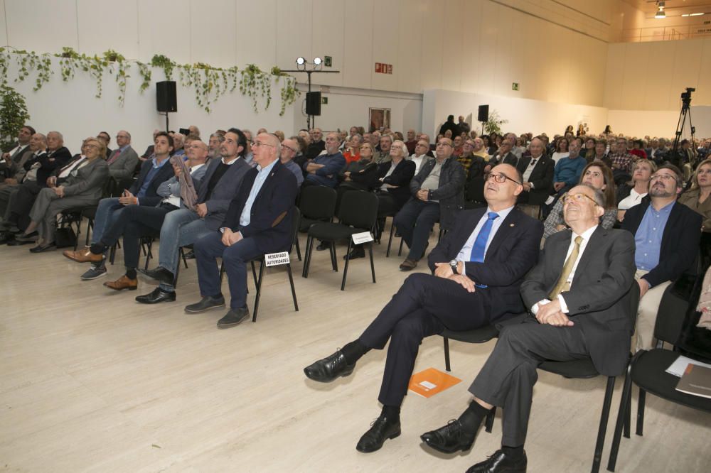 Decenas de profesores y alumnos del CEU, germen de la Universidad de Alicante, se reencuentran en un emotivo acto organizado en el campus.