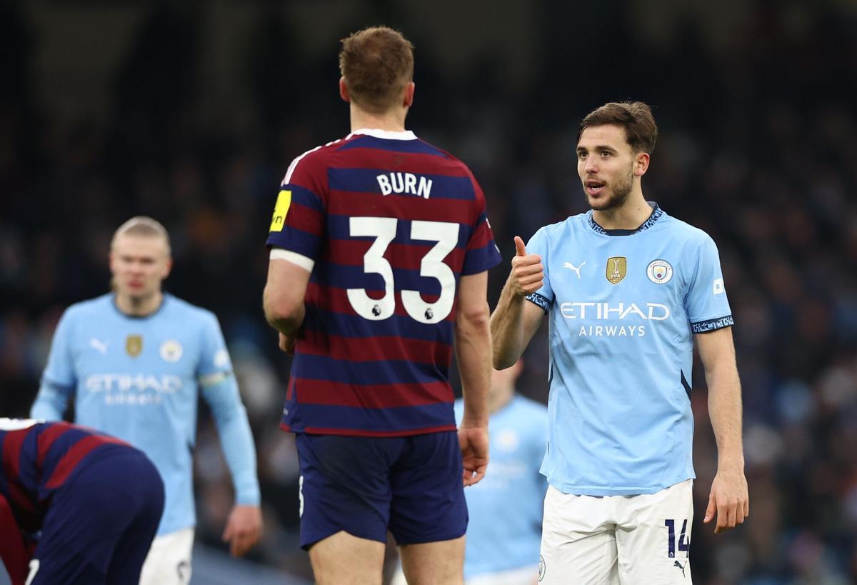 MANCHESTER (United Kingdom), 15/02/2025.- Nico Gonzalez of Manchester City (R) speaks to Dan Burn of Newcastle United (L) during the English Premier League match between Manchester City and Newcastle United, in Manchester, Britain, 15 February 2025. (Reino Unido) EFE/EPA/ADAM VAUGHAN EDITORIAL USE ONLY. No use with unauthorized audio, video, data, fixture lists, club/league logos, 'live' services or NFTs. Online in-match use limited to 120 images, no video emulation. No use in betting, games or single club/league/player publications