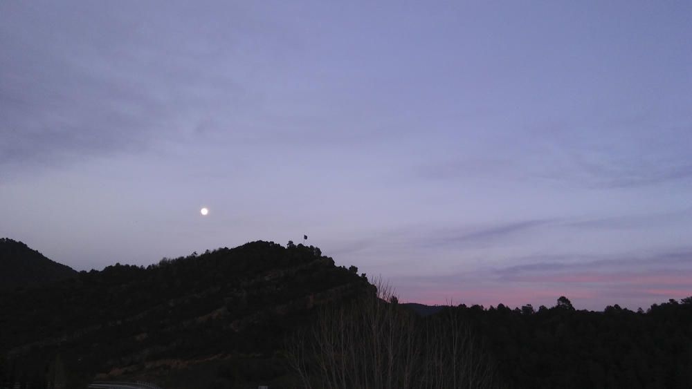 Lluna. Quedava un petit reflex de la posta de sol i un cel rogent quan veiem a sortir la lluna plena.