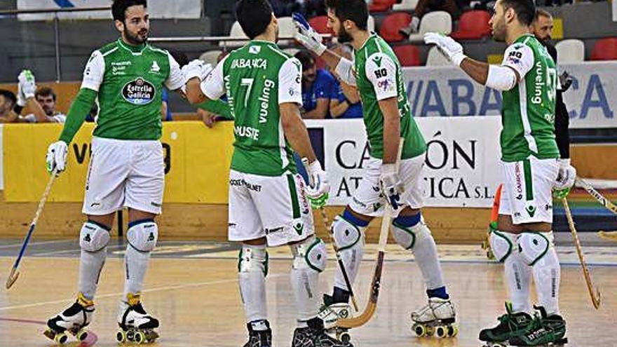 Los jugadores del Deportivo Liceo celebran un gol en un partido.