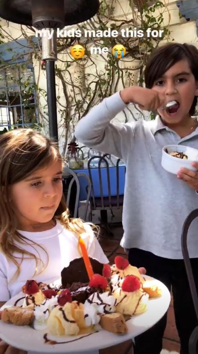 Los hijos de Kourtney Kardashian con la tarta para que sople las velas