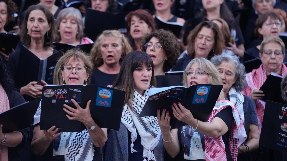 Rozalén y nueve corales madrileñas prestan sus voces a las mujeres afganas y palestinas en el Reina Sofía