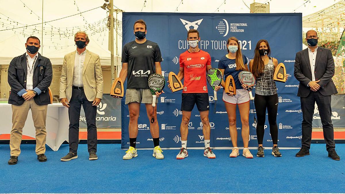 Las parejas Rafael Méndez-Gonzalo Rubio y Jessica Castelló-Alix Collombon, con sus respectivos trofeos. | | LP/DLP