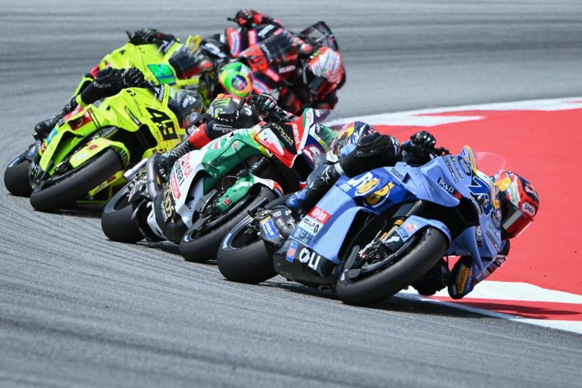 Alex Márquez (Gresini Racing MotoGP) toma una curva durante el GP de Catalunya de MotoGP 2026 en Montmeló.