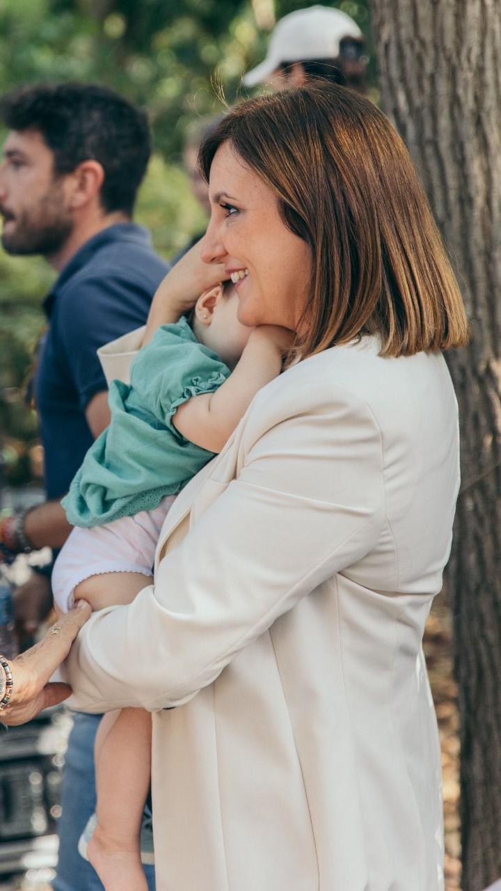 María José Catalá en el mitin del 28 de mayo con el que abrió la precampaña. En la foto, con Júlia antes de salir y comenzar el mitin