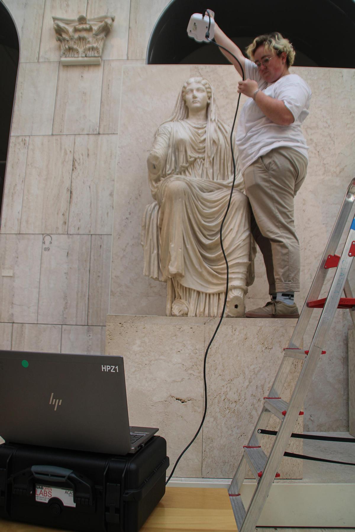 Les tasques d’escanejat per una de les investigadores per verificar la peça trobada a Llívia