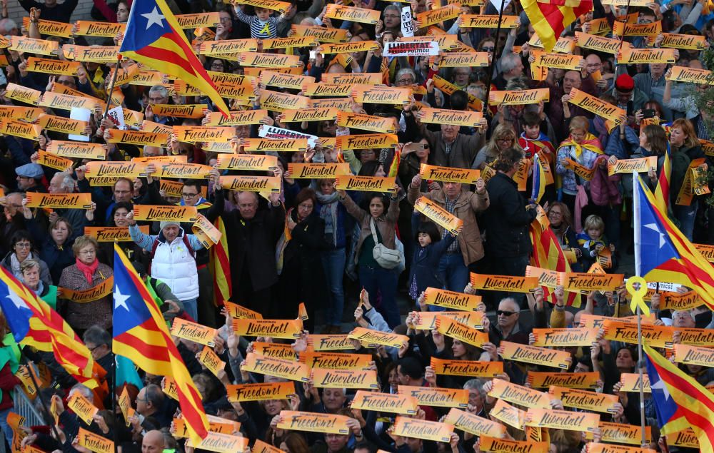 Manifestación en Barcelona para pedir la libertad de los exconsejeros encarcelados y de ''los Jordis''