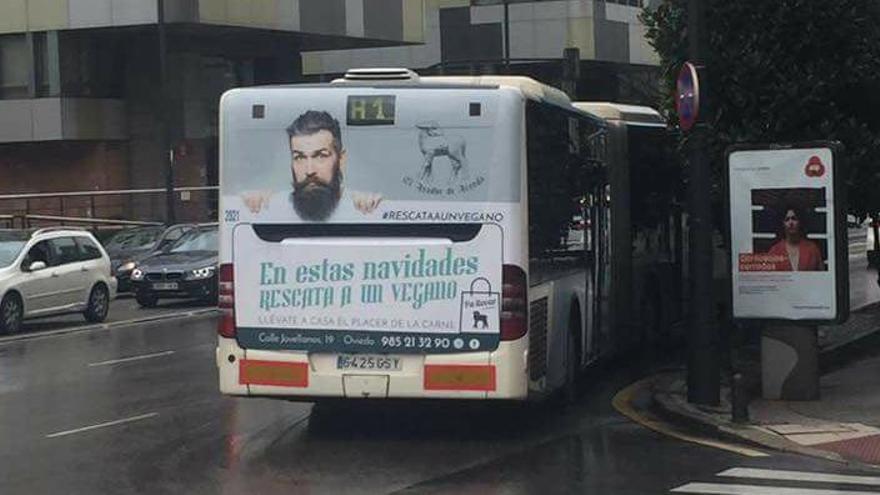 Un autobús en Oviedo con la polémica publicidad.