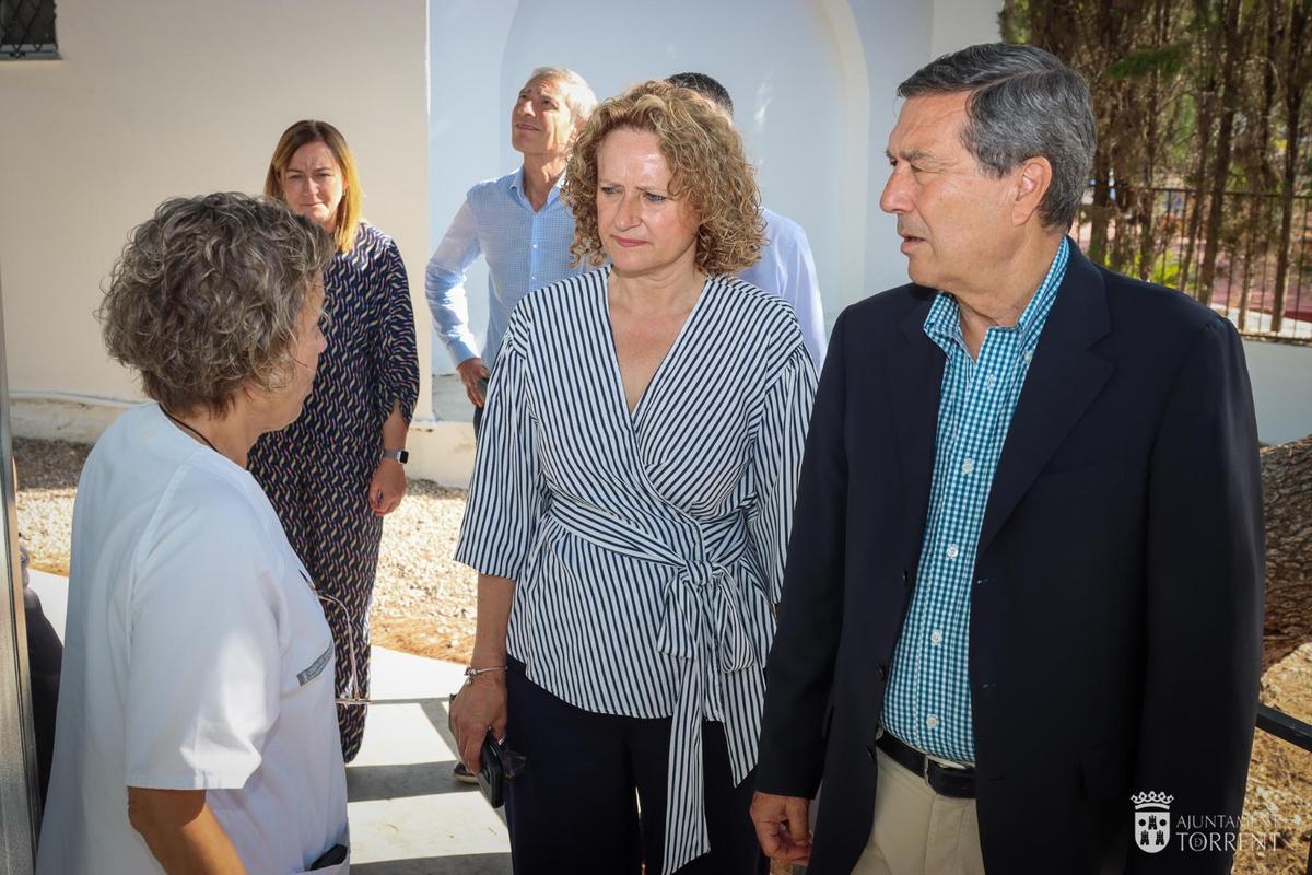 La alcaldesa y el conseller hablando con una de las sanitarias del consultorio.