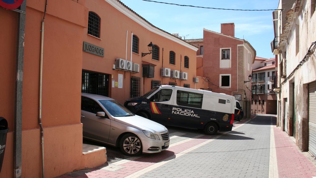 Furgón del Cuerpo Nacional de Policía ante los juzgados de Padre Morote.